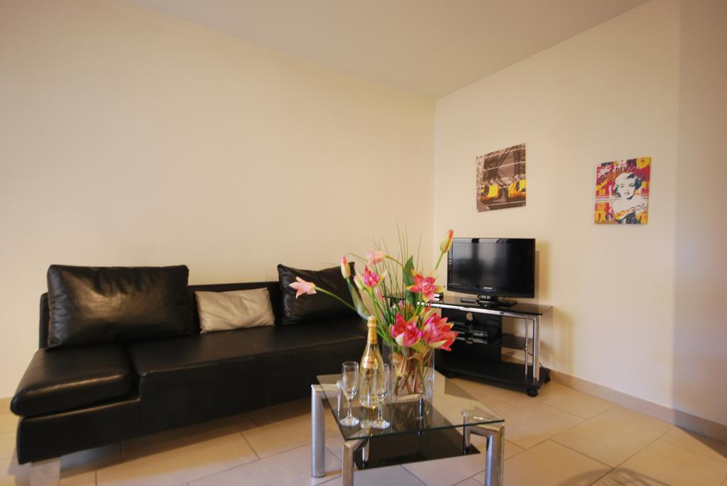 Le Vieux Port Apartments Канны Экстерьер фото